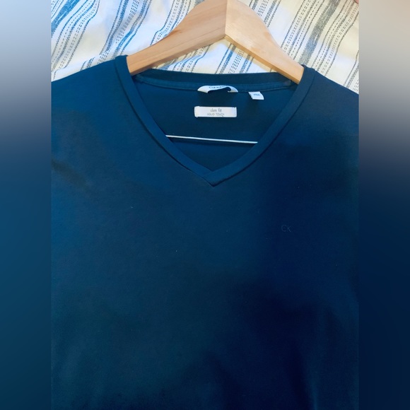 Men’s Calvin Klein V-neck Liquid touch shirt - Picture 4 of 5